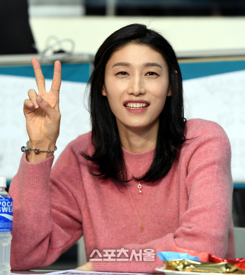 [포토] 장충 GS칼텍스-현대건설 전 직관 온 김연경 \'깜찍 브이\'