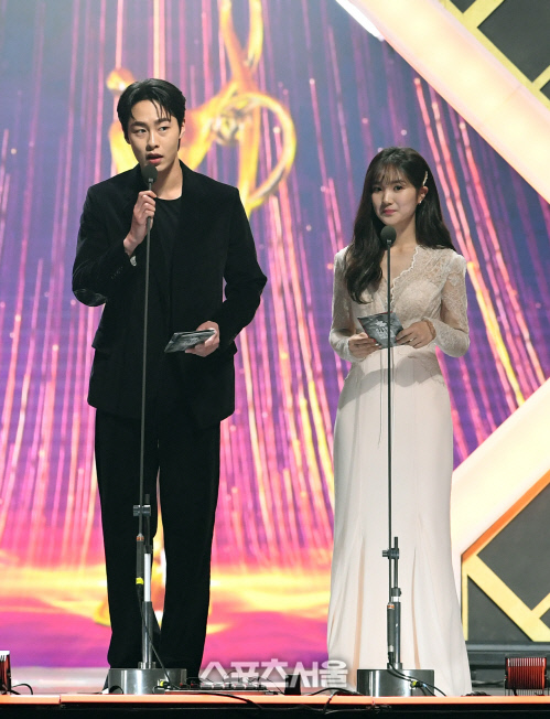 [포토]이재욱-김혜윤, 서울가요대상 신인상 시상