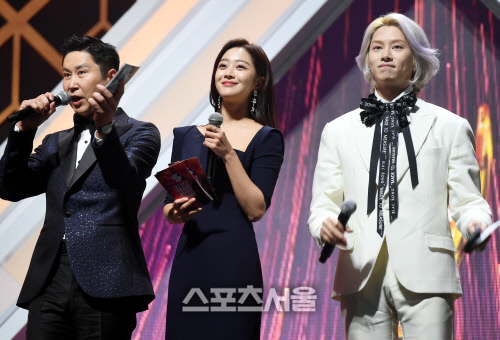 [포토] 신동엽-조보아-김희철 \'서울가요대상을 이끄는 명MC\'