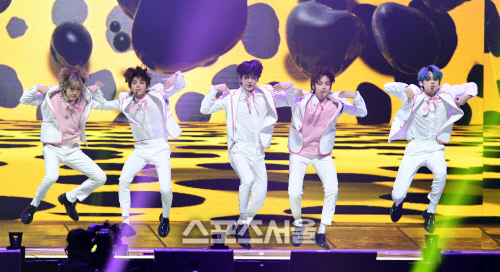 [포토]서울가요대상 신인상 투모로우바이투게더의 무대