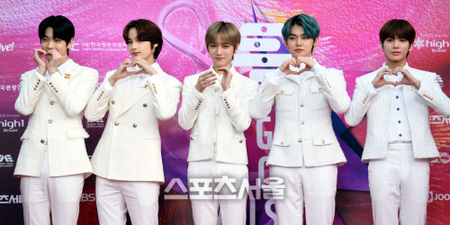 [포토] 투모로우바이투게더 \'하트 발사\'