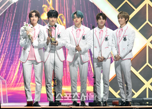 [포토]투모로우바이투게더, 서울가요대상 본상 수상