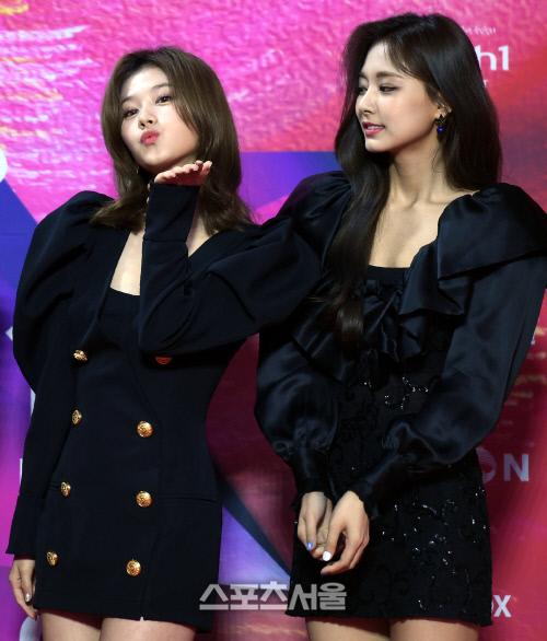 [포토] 트와이스 사나 '입술 후~'