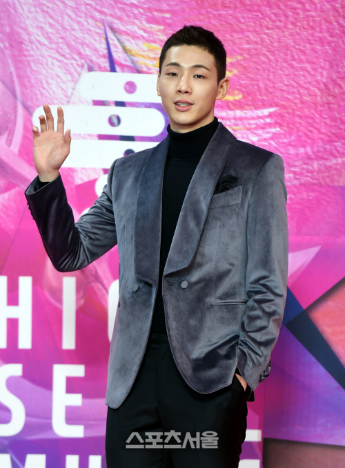 [포토] 지수, 시크한 손인사