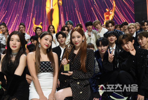 [포토] 제 29회 \'하이원 서울가요대상\', 대상 트로피는...태연과 함께~