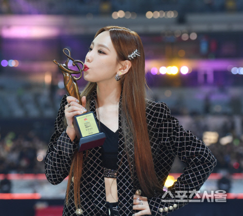 [포토] 태연, 대상 트로피 키스~!