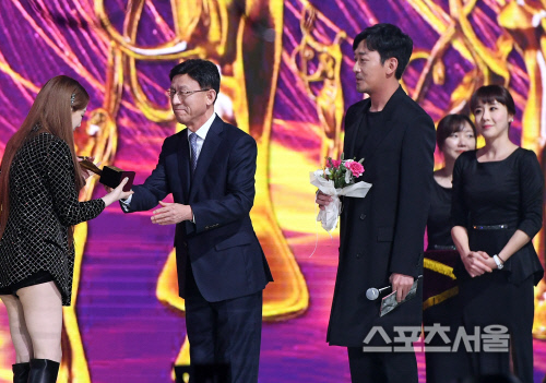 [포토] 태연, 서울가요대상 대상 트로피를...