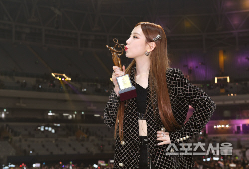 [포토] 태연, 고척돔에서... 서울가요대상 트로피에 키스~!