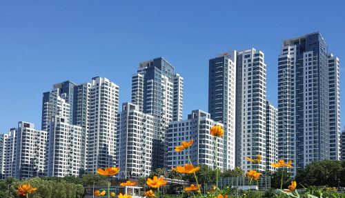 서울 아파트 절반이 고가주택. 중위 가격 처음으로 9억원 돌파