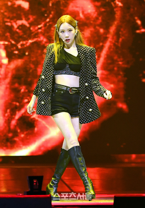 [포토]태연, 서가대 무대를 뜨겁게!