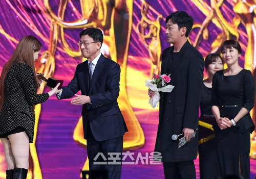 [포토] 태연, 서울가요대상 대상 트로피를...