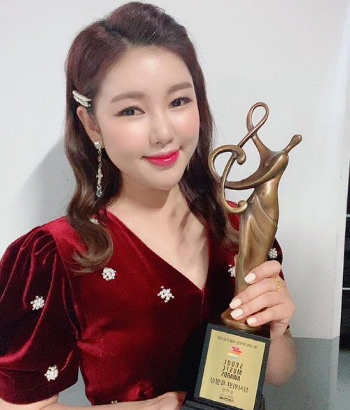 "심사위원상 감사해요" 송가인, 서울가요대상 트로피 인증샷