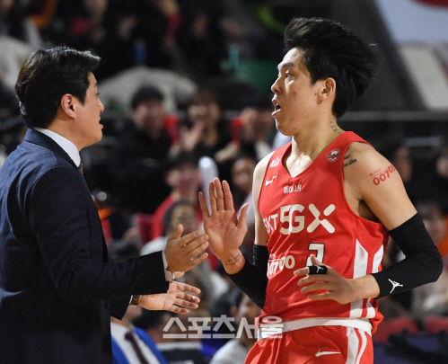 [포토] SK 문경은 감독, 최준용과 하이파이브~!