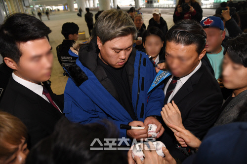 [포토]류현진, 공항에 나온 팬들에게...