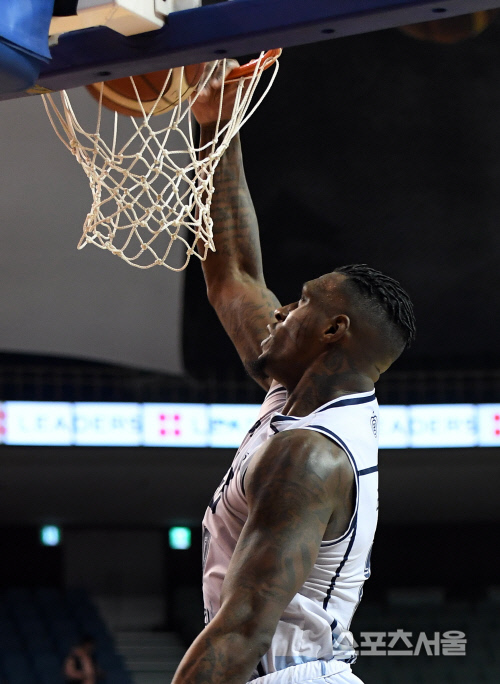 [포토]KCC 라건아, 시원하게 덩크!