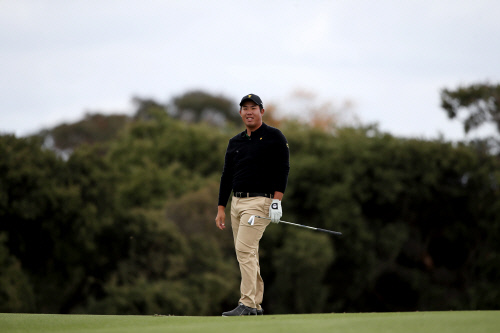 9번홀 세컨 아이언 샷후 볼의 방향살피는 안병훈