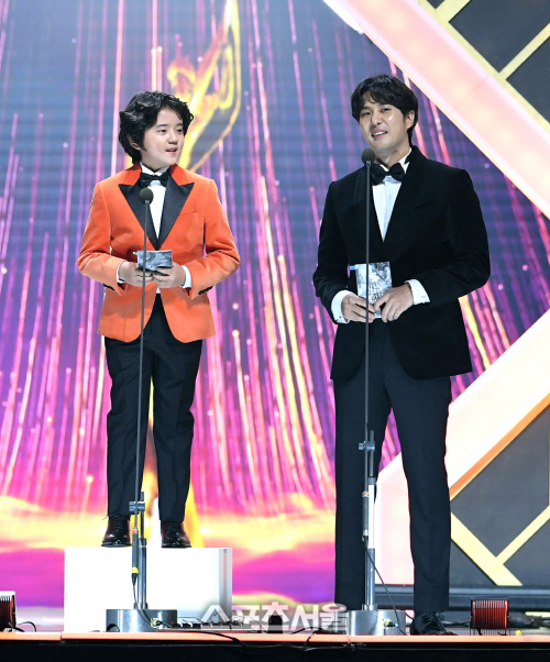 [포토]김지석-김강훈, 서울가요대상 신인상 시상