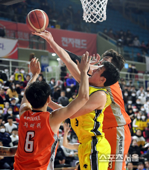 [포토] LG 정희재, 과감한 골밑슛~!