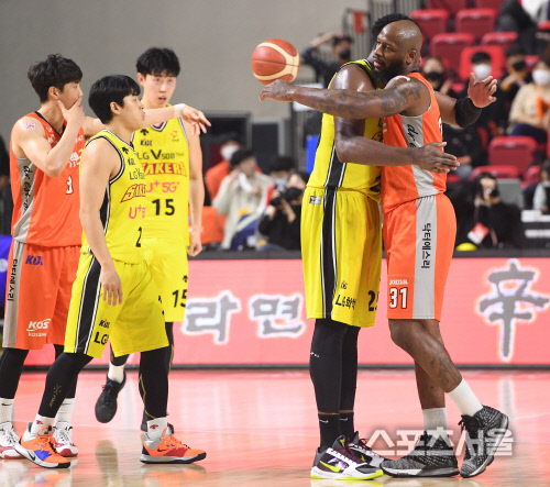 [포토] LG 라렌, 81-65  승리 뒤의...포옹!