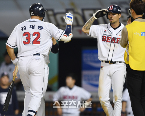 [SS포토] 두산 김재환, 테임즈 앞에서 시즌 20호 홈런 쾅!