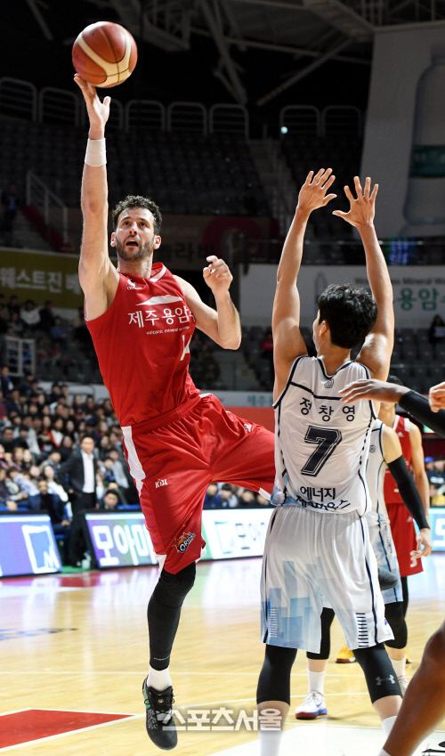 [포토] 사보비치 \'옆으로 돌아서 슛\'