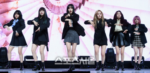 [포토] 여자친구, 흥 넘치는 '라비린스' 무대