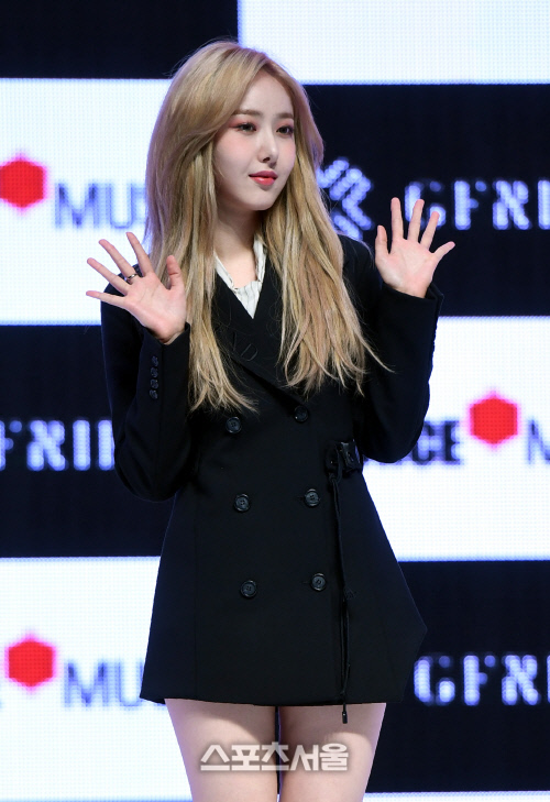 [포토] 여자친구 신비, 상큼한 손인사