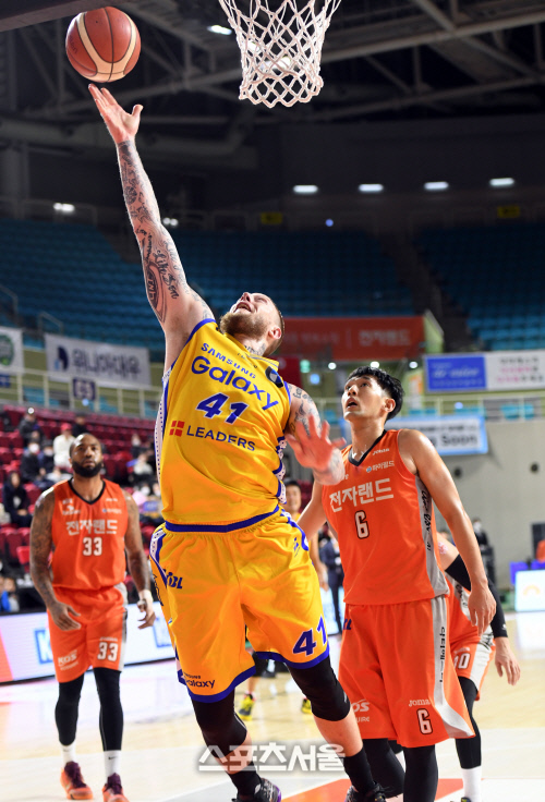 [포토]삼성 닉 미네라스, 또 득점!