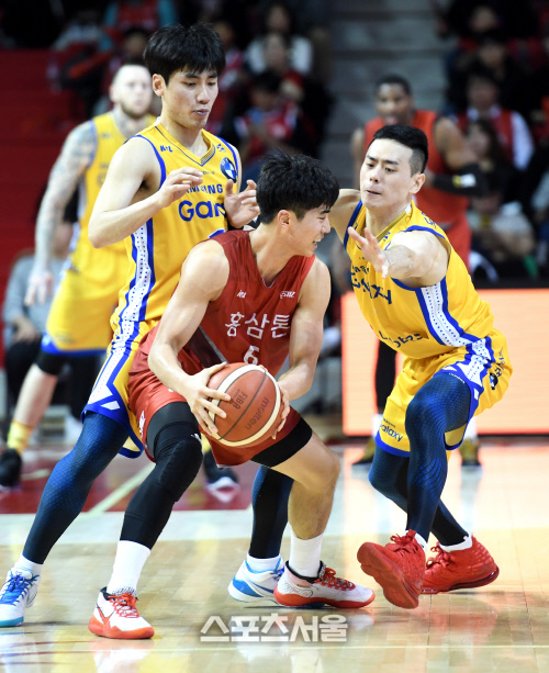 [포토]천기범-이관희 더블팀에 걸린 박지훈(KGC-삼성)