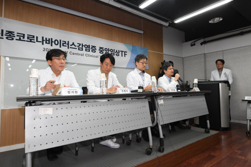 신종코로나 누적 사망자 811명…“사스보다 사망자 앞서고 치사율은 낮아”