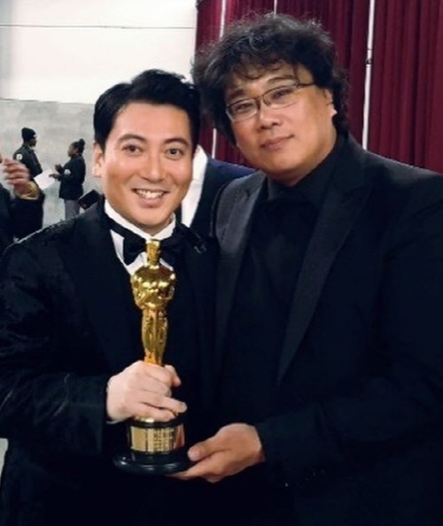 '기생충' 박명훈, 아카데미 트로피 인증샷…봉준호 감독과 함께