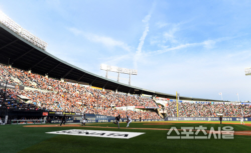 [포토]만원 관중 이룬 두산과 한화의 잠실 경기