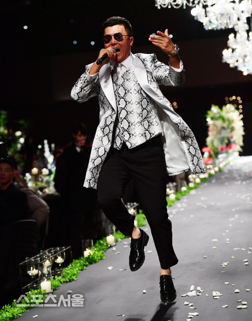 '의리의 엔터테이너' 이정용,  황철순의 결혼식에서 열정의 무대 선사해