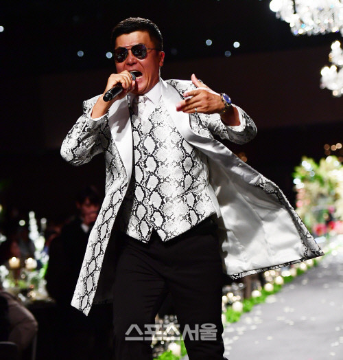 만능 엔터테이너 이정용, 황철순의 결혼식 오프닝은 내 차지![포토]