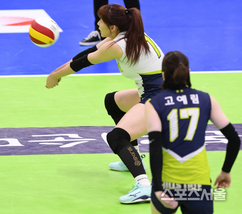 [포토] 현대건설 고유민, 리베로 출전의 리시브!