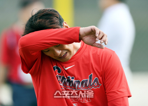 [포토] 땀 닦는 김광현