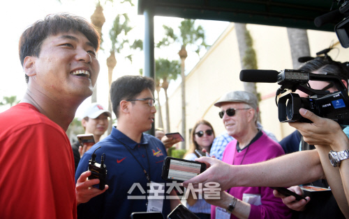 [포토] 김광현 \'현지 기자들과 밝은 미소로 인터뷰\'