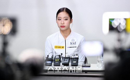 [포토]4대륙선수권대회 은메달 소감과 각오 밝히는 유영