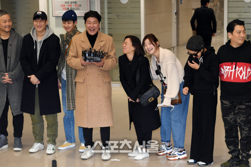 [포토]아카데미 4관왕 소감 밝히던 송강호, 하필 개 짓는 소리에...