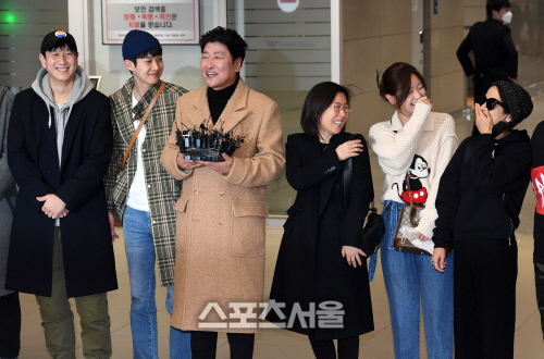 [포토]배우들에게 큰 웃음 주는 송강호, \'하필 개가 짖어서...\'