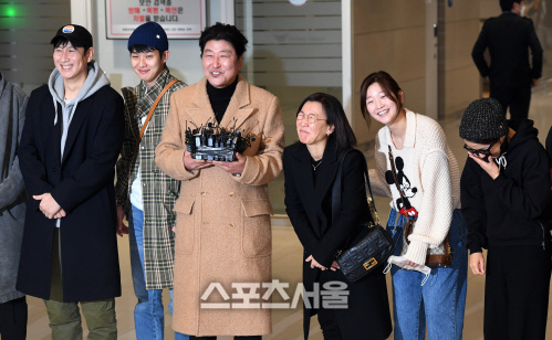 [포토]개 짓는 소리에 NG낸 송강호, 웃음 터진 배우들