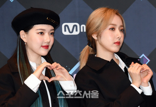 [포토]하트 만들어 보이는 여자친구의 예린-신비