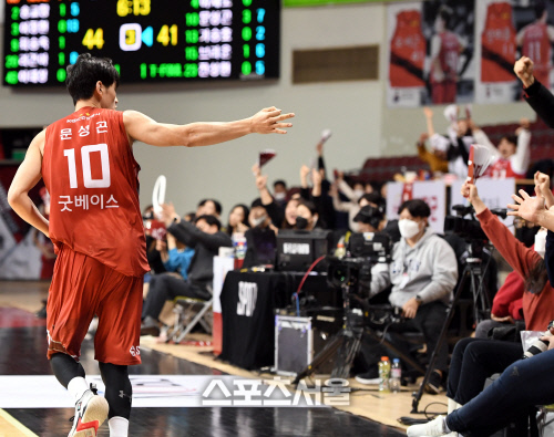[포토] KGC 문성곤, 3점슛 성공의 환호!