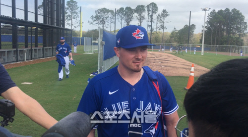 류현진 공 받은 맥과이어 "류현진은 에이스가 될 수 있다"[플로리다 人터뷰]