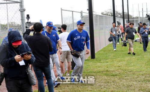 [포토] 류현진 다음 훈련장으로 이동, 취재진도 대이동