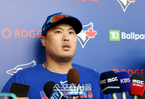 [포토] 훈련 후 인터뷰하는 류현진