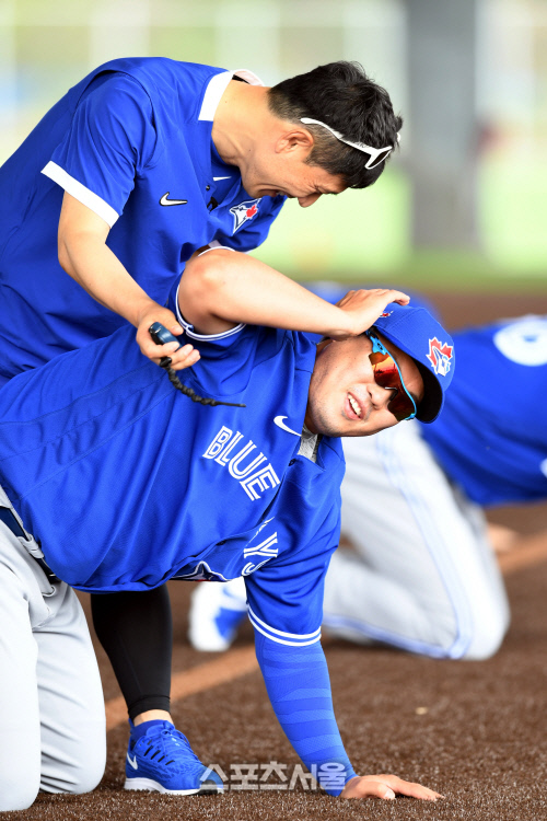 [포토] 류현진, 김병곤 코치와 스트레칭