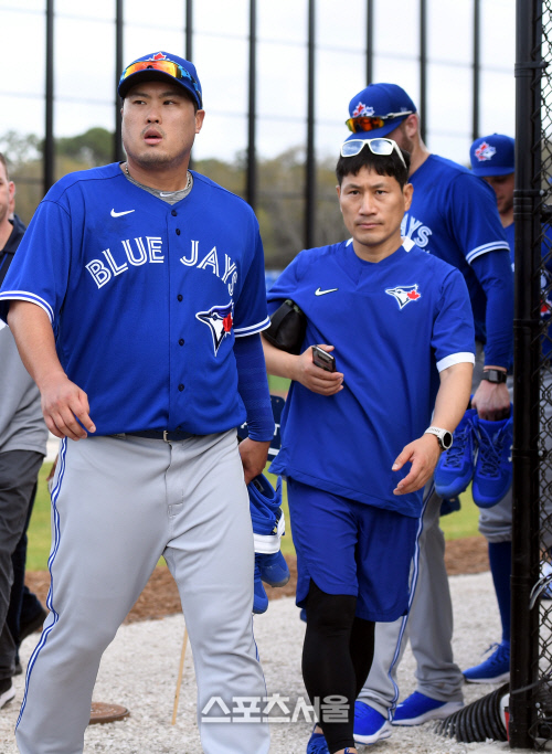 [포토] 류현진, 김병곤 코치와 버스로...