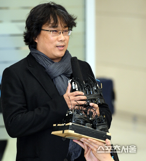 [포토] 봉준호 감독, 자세한 이야기는 19일 기자회견에~