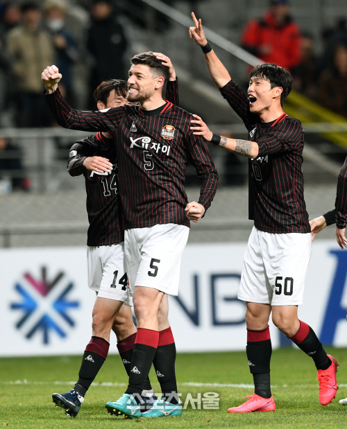 [포토]FC서울 승리 합작한 오스마르와 박동진
